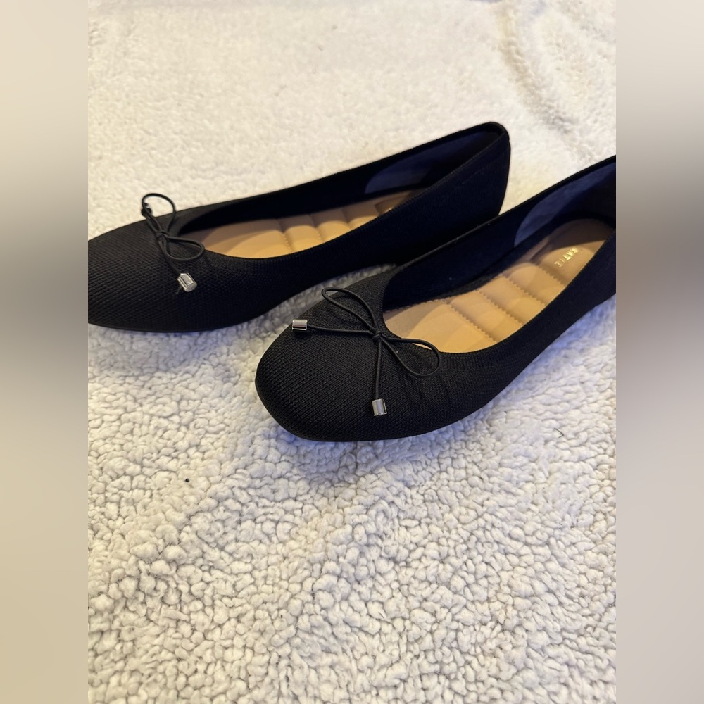 Kelly & Katie Black Flats with Bow Detail - Picture 3 of 3